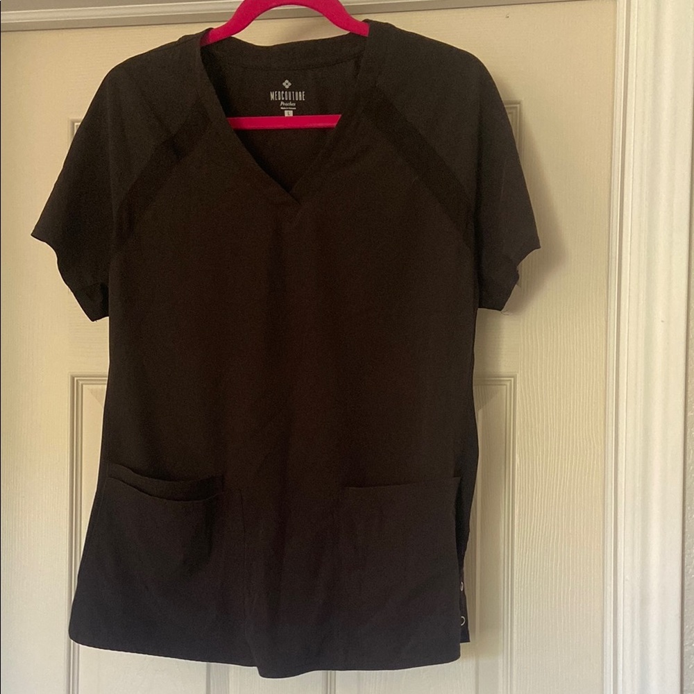 Women’s med. Couture scrub top L great condition